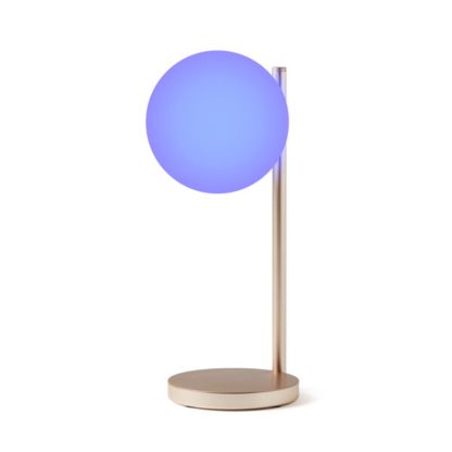 Lexon Bubble Lamp è una lampada da scrivania a luce bianca fredda o calda + 7 colori di illuminazione e caricabatterie wireless integrato. Accesa in blu