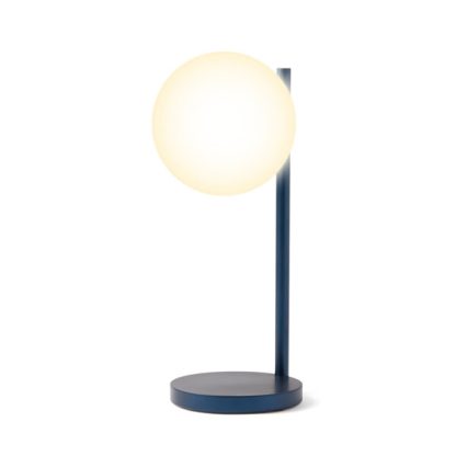 Lexon Bubble Lamp è una lampada da scrivania a luce bianca fredda o calda + 7 colori di illuminazione e caricabatterie wireless integrato. Accesa in bianco caldo