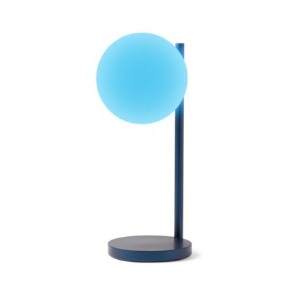 Lexon Bubble Lamp è una lampada da scrivania a luce bianca fredda o calda + 7 colori di illuminazione e caricabatterie wireless integrato. Accesa in azzurro