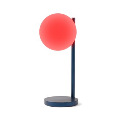 Lexon Bubble Lamp è una lampada da scrivania a luce bianca fredda o calda + 7 colori di illuminazione e caricabatterie wireless integrato. Accesa in rosso