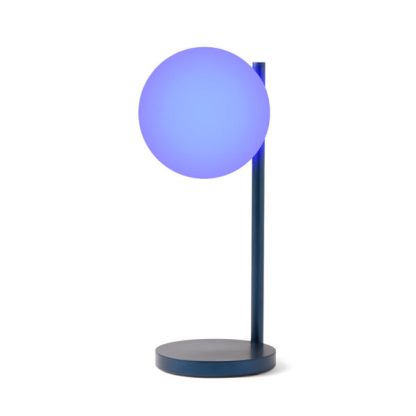 Lexon Bubble Lamp è una lampada da scrivania a luce bianca fredda o calda + 7 colori di illuminazione e caricabatterie wireless integrato. Accesa in blu