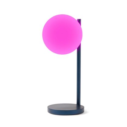 Lexon Bubble Lamp è una lampada da scrivania a luce bianca fredda o calda + 7 colori di illuminazione e caricabatterie wireless integrato. Accesa in fucsia