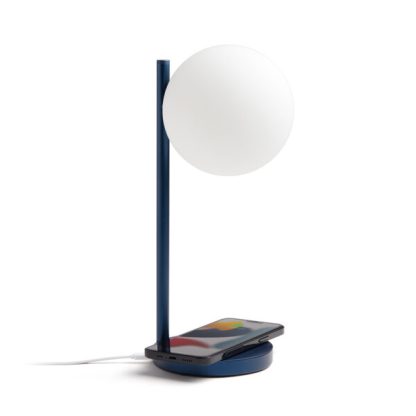 Lexon Bubble Lamp è una lampada da scrivania a luce bianca fredda o calda + 7 colori di illuminazione e caricabatterie wireless integrato. Vista con cellulare in carica