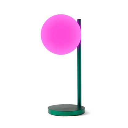 Lexon Bubble Lamp è una lampada da scrivania a luce bianca fredda o calda + 7 colori di illuminazione e caricabatterie wireless integrato. Accesa in fucsia