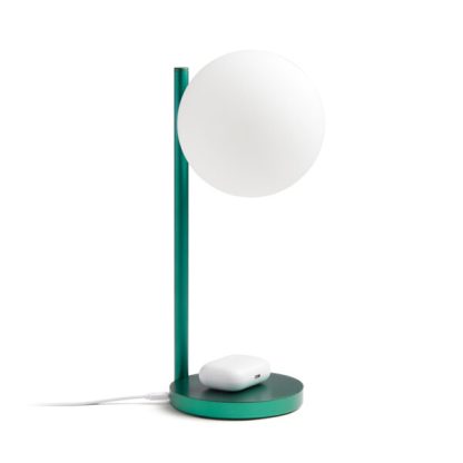 Lexon Bubble Lamp è una lampada da scrivania a luce bianca fredda o calda + 7 colori di illuminazione e caricabatterie wireless integrato. Vista con auricolari in carica