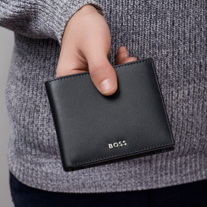 Hugo Boss Classic Smooth Portafoglio in pelle colore nero in mano