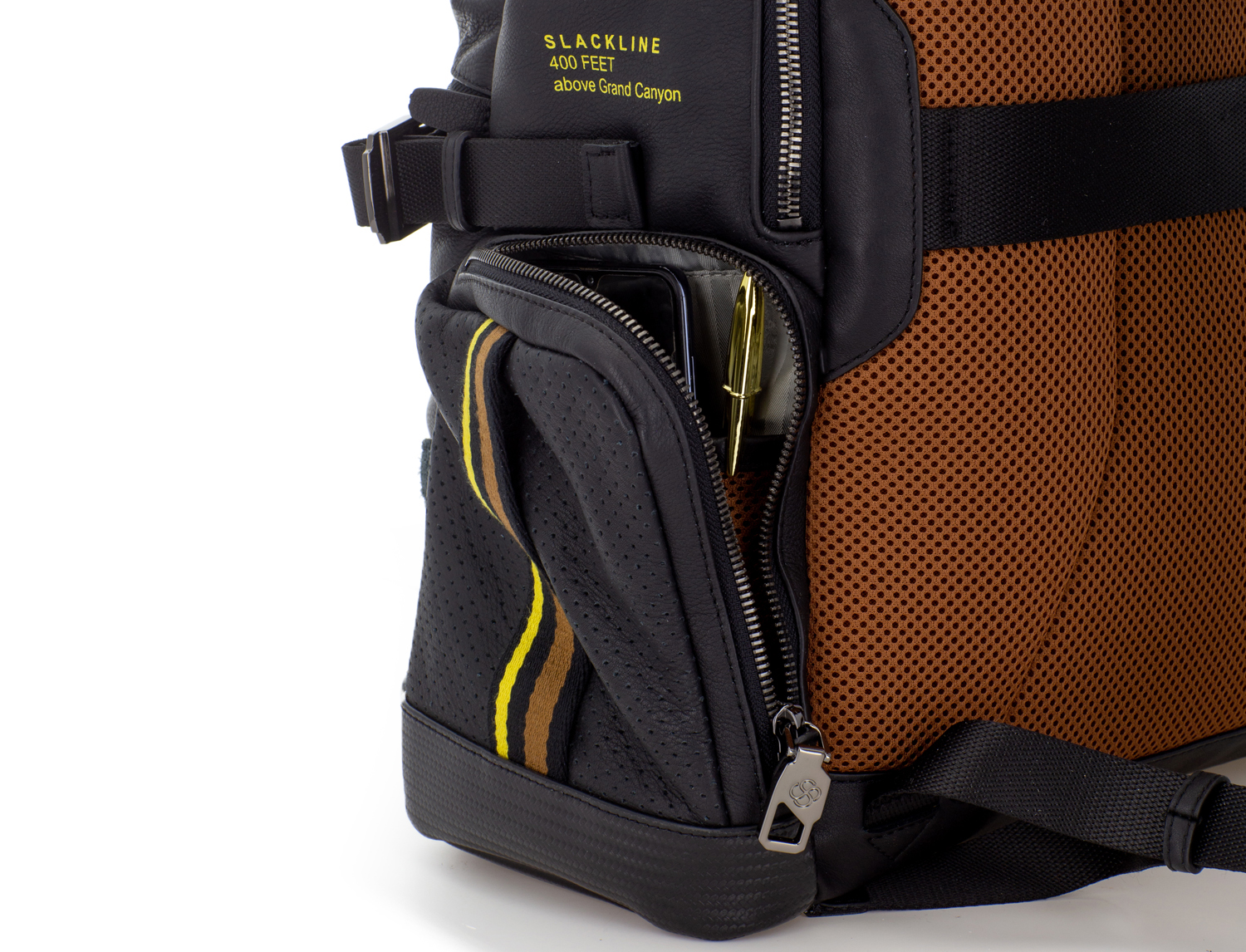 Scharlau Slackline collection zaino in pelle nero particolare della tasca laterale aperta