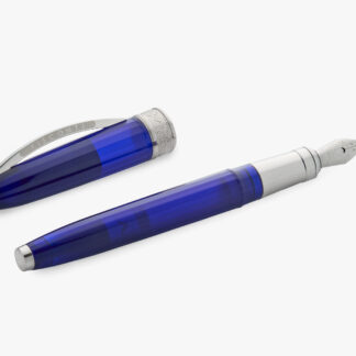La penna stilografica Visconti Michelangelo unisce praticit&agrave; e raffinatezza in una forma fluida in resina traslucida di colore blu