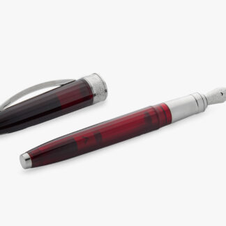 La penna stilografica Visconti Michelangelo unisce praticità e raffinatezza in una forma fluida in resina traslucida di colore rosso