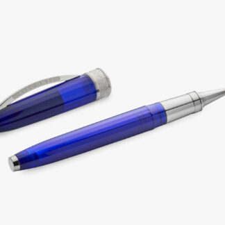 La penna roller Visconti Michelangelo unisce praticità e raffinatezza in una forma fluida in resina traslucida di colore blu