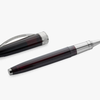 La penna roller Visconti Michelangelo unisce praticità e raffinatezza in una forma fluida in resina traslucida di colore nero