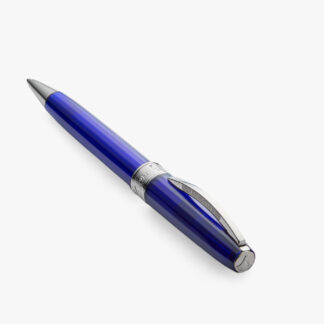 La penna a sfera Visconti Michelangelo unisce praticit&agrave; e raffinatezza in una forma fluida in resina traslucida di colore blu