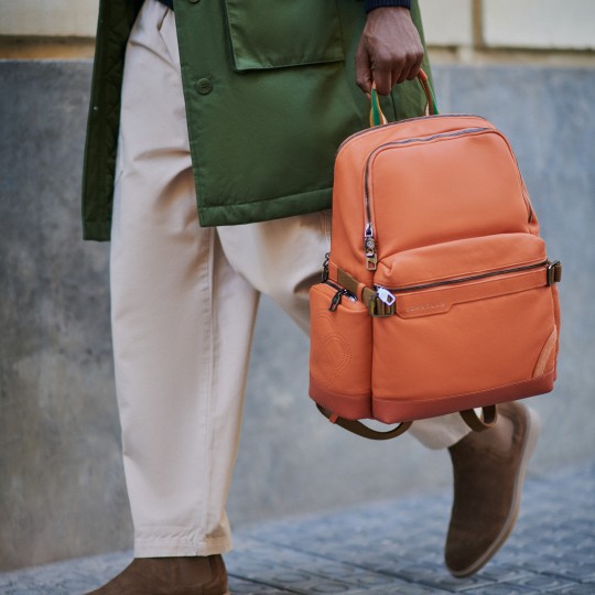 Scharlau Slackline zaino in pelle arancio con porta pc 15,6", in mano